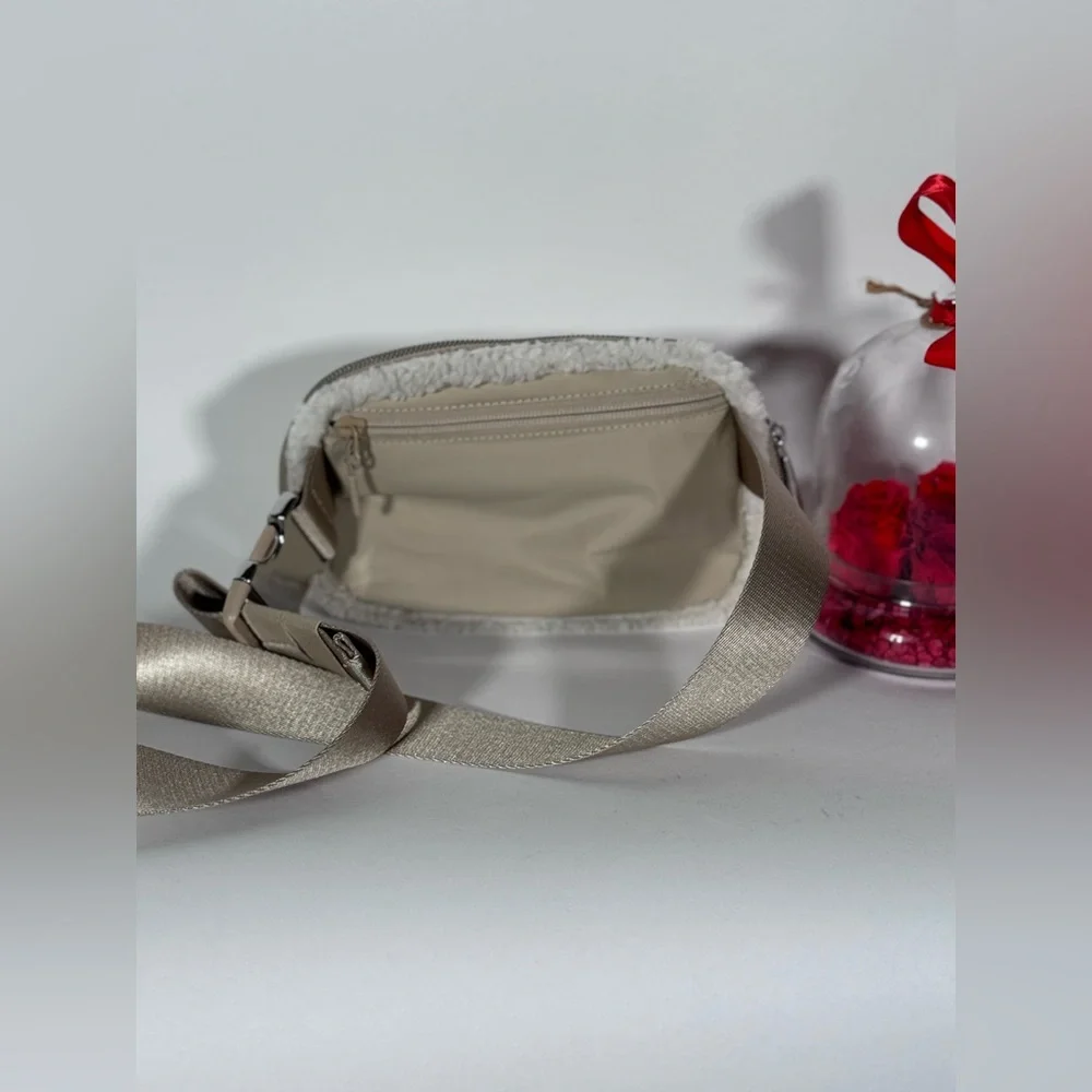 NWOT Lululemon Everywhere Fleece Belt Bag Light Ivory - Picture 6 of 8